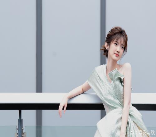 女主持人夏安分享ALC云顶之弈工作照：快乐上班快乐下班