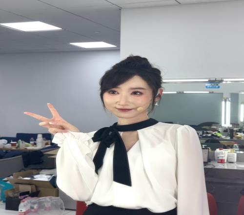 女主持人童童晒照：明天去手游上班，后天去大姿庄园做客了
