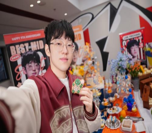 Scout谈出道九周年：感谢粉丝们的祝福和礼物，第九年继续努力！
