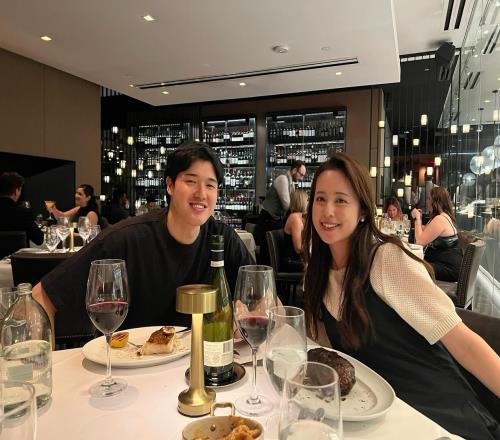渡边雄太妻子晒夫妻二人合照：结婚三周年快乐