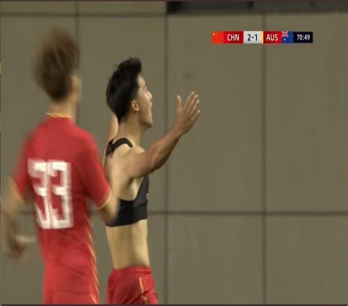 脱衣庆祝！梁仕宇头球接力破门，国少31领先澳大利亚U16