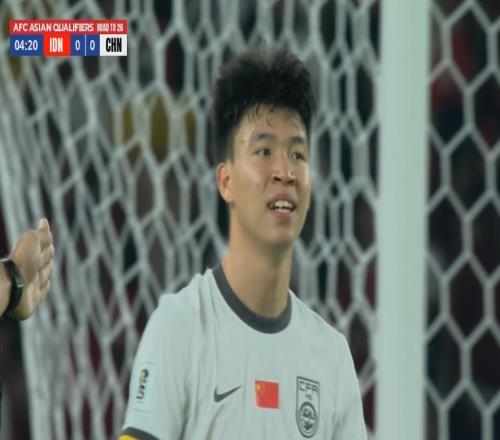 先来一脚！国足反击张玉宁前场分球，王钰栋禁区内左脚爆射打偏