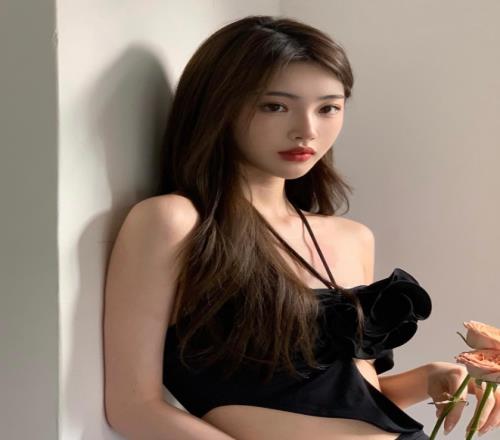 Ming绯闻女友1saye晒照：黑色礼服，顶级颜值