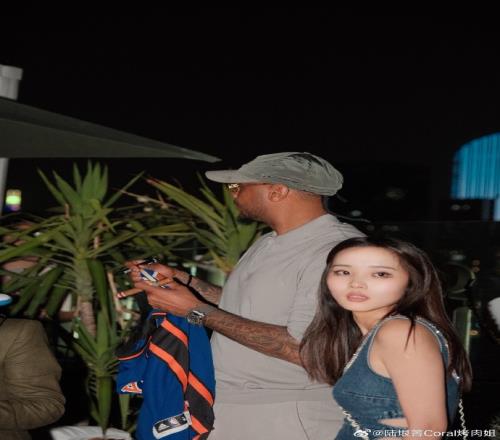 烤肉姐晒与安东尼的合照：谁给我拍这么好看的摄影师给我加鸡腿