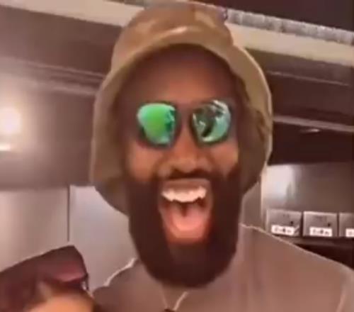 笑开花了球迷与杰伦布朗合影后大喊：叮咚！尼克斯拜拜！