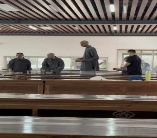 要出家吗文班亚马参观少林寺&用斋饭貌似还剃了光头