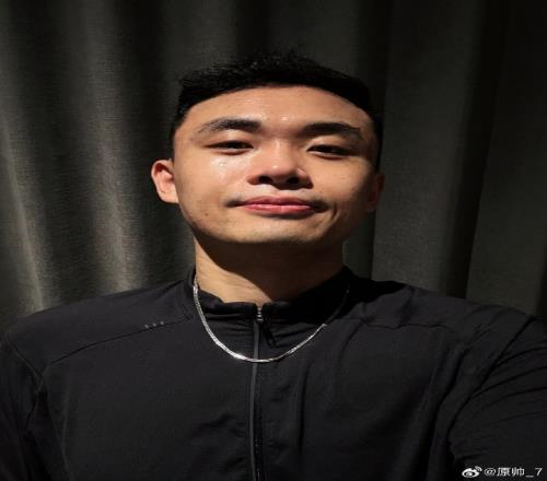 中年男人的痛原帅社媒：上个月植了个头发效果不错！