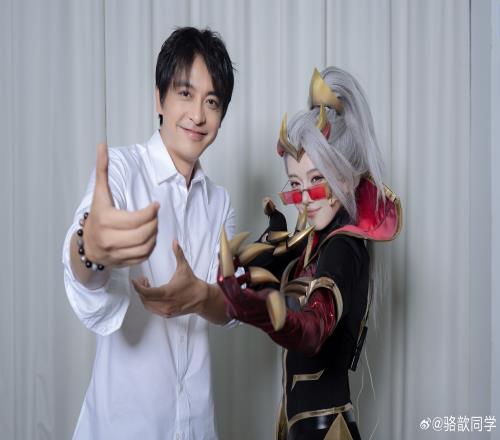 骆歆晒出COS名人堂Uzi薇恩并与李佳航合照：张伟真是铁血LOL迷