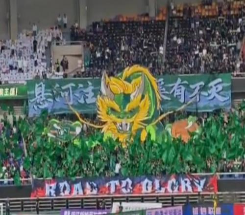 浙江队队史800场里程碑，球迷打出“悬河注火，奚有不灭”TIFO