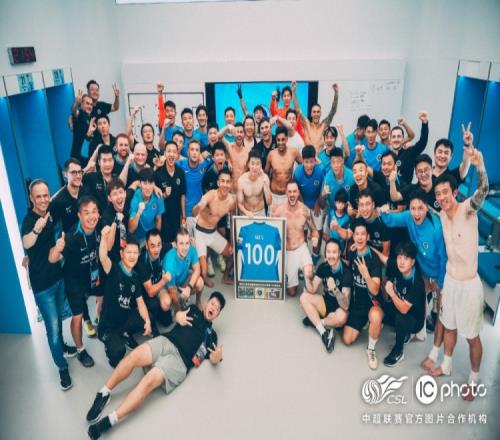 深圳新鹏城vs上海申花赛后大合影！谁的笑容最甜