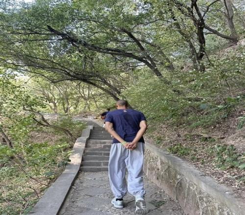 还是那件短袖！文班亚马被网友拍到在少林寺爬山修炼