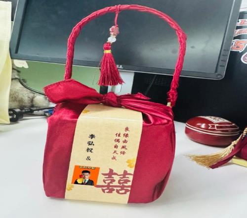 百年好合！李弘权已举办婚礼队记社媒晒出喜糖