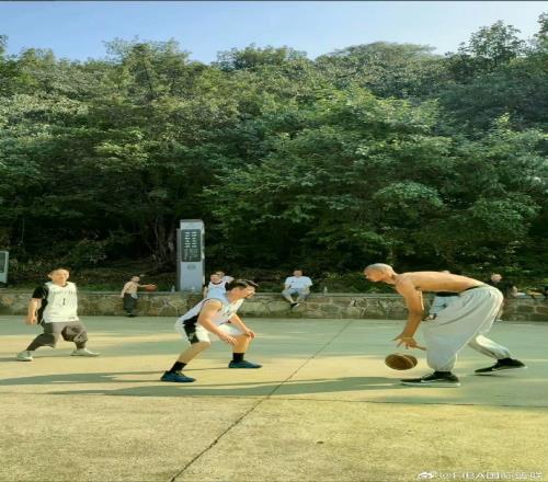 少林篮球！FIBA官博晒文班打野球图片：这里的拜佛很纯粹
