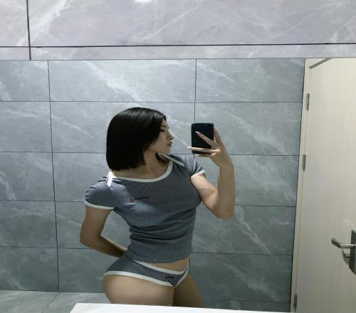 这风格不错吴艳妮社媒晒三角裤紧身衣自拍，秀出好身材