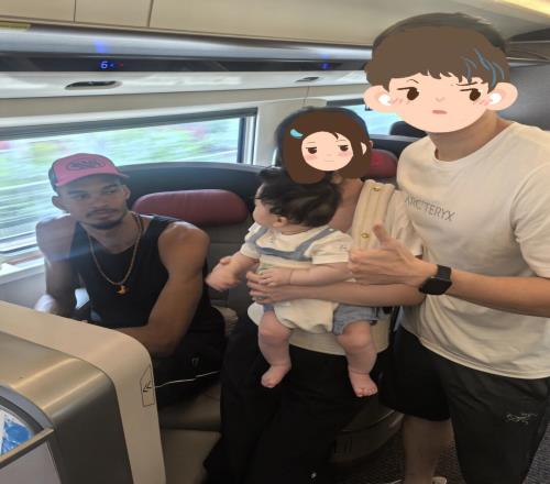 网友晒婴儿和文班同框照！小小年纪就和NBA超巨&少林“高僧”同行