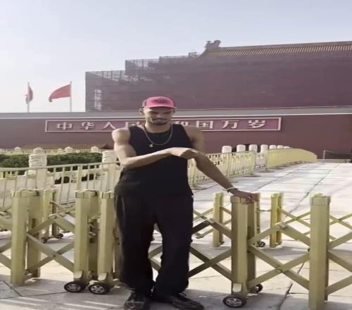 文班离开少林寺后还前往北京天安门广场瞻仰了一番！