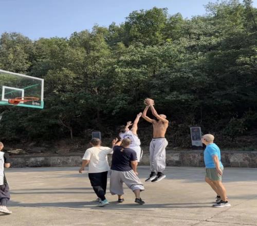 少林篮球！文班亚马在少林寺水泥地赤膊上身与粉丝切磋