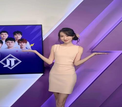主持童童晒照：今日份在手游上班的ootd我看看是谁没来看比赛