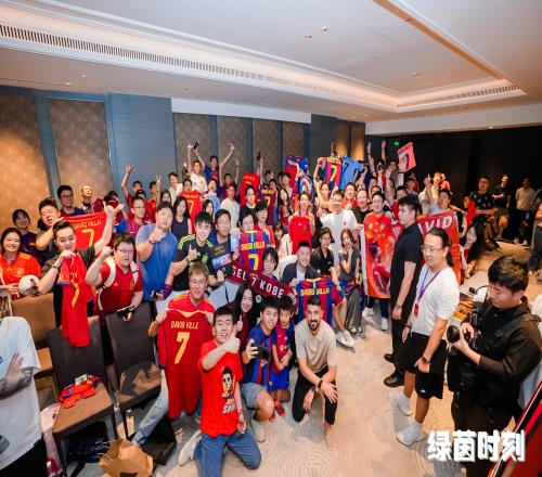 大饱眼福！比利亚和范志毅相见进行足球互动为球迷们签名合影