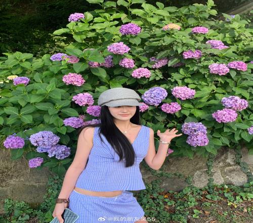 JackeyLove女友吴五五分享日本旅游照：疑似JKL坐对面帮忙烤肉