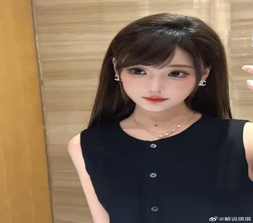 解说琪琪晒照：在解说席尝试了新的妆造，甜御风喜欢吗