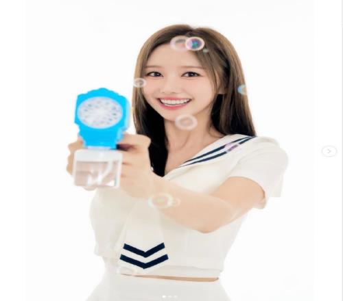 LCK美女主持尹秀彬晒照：一起迎接盛夏！