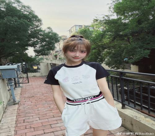 LPL女主持人Baobao晒照：MSI开赛倒计时穿上小魄罗给LPL打call
