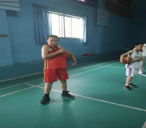 小胖子逆袭杨瀚森称接触篮球是因为父亲让他减肥多运动
