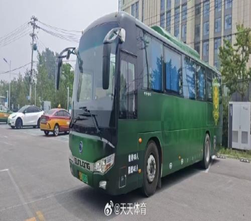 北京国安新大巴准备就绪，今日从基地出发带球员前往工体踩场