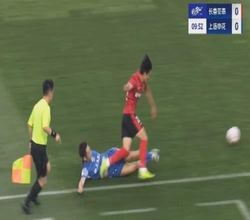 陈晋一回追铲翻玄智健，裁判未出示黄牌引得亚泰将帅非常不满