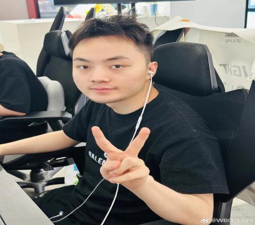 已返回基地训练！Light晒训练照：集合！加油
