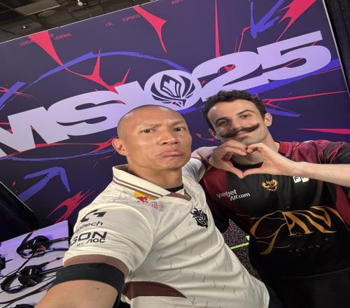 GAM老板晒与G2经理比心合照：下次你们会知道这是属于谁的时刻的
