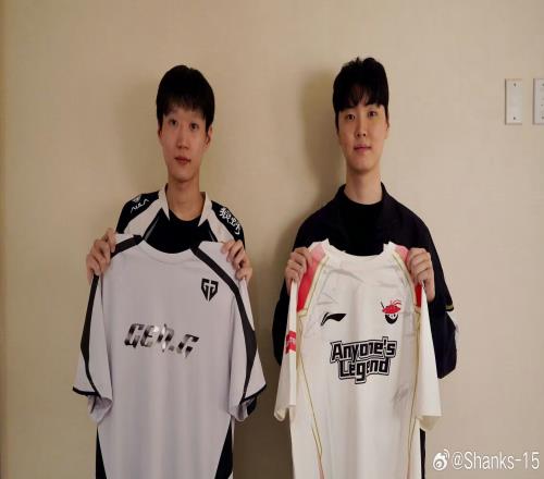 超威也是好起来了能和四皇合照了！Shanks与Chovy交换队服