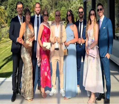 若塔生前最后一张照片：西装革履笑容灿烂，携新婚妻子去朋友婚礼