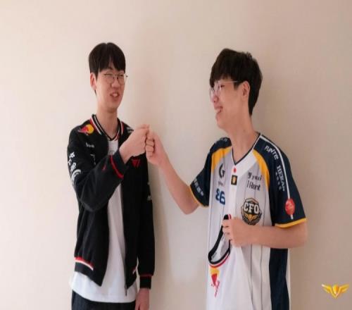 CFO官方晒与T1队员交换队服合照：感谢Guma和Doran的祝福