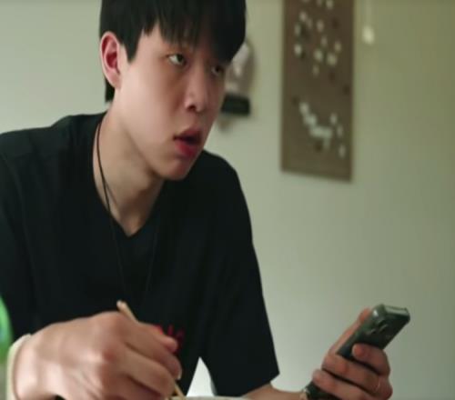 饺子尺寸对杨瀚森很正常但翻译吃两个就饱了杨瀚森一脸疑惑