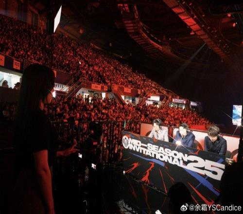 余霜更新MSI照片，并配文：要回来啦！！