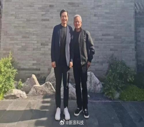 英伟达黄仁勋与小米雷军合照曝光：面带微笑十分亲密