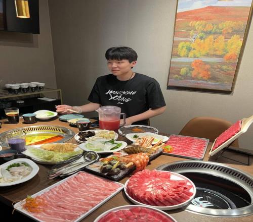 吃好料杨瀚森在拉斯维加斯饭店享受火锅&烤肉与球迷亲切合影