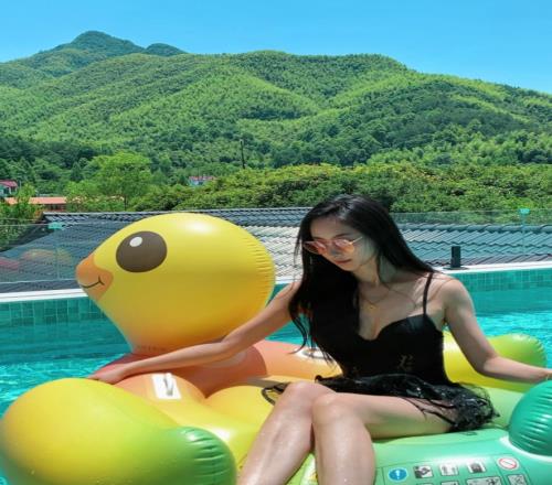 解说鼓鼓晒照，配文：夏天该去玩水了吧