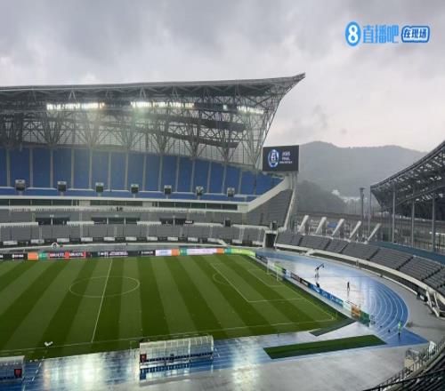 直播吧在现场前方记者赛前探场，目前正在下雨国足预计迎来雨战