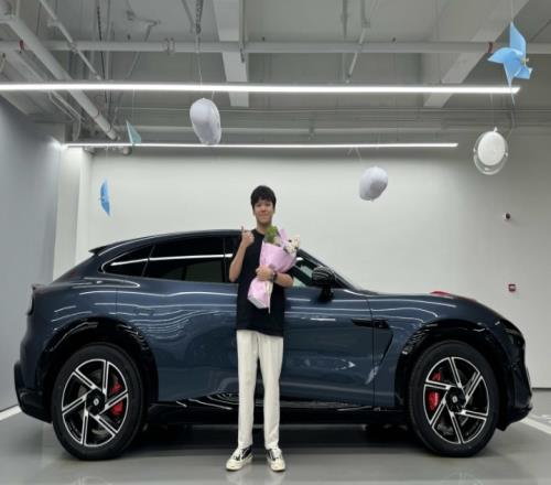 EDG中单Angel更新B站动态：在小米4S店提车YU7MAX！