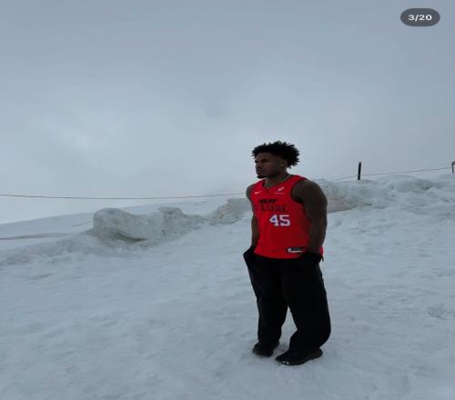 美丽冻人戴维恩米切尔在瑞士看雪冰天雪地中只穿单件球衣