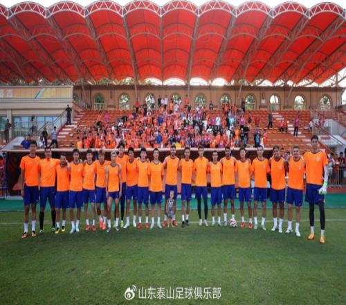 泰山队举行媒体球迷开放日活动