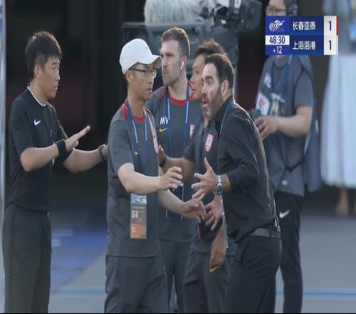 非常不满亚泰主帅苏亚雷斯暴怒抗议进球被吹，吃到黄牌