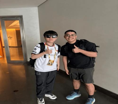 FUR打野Tatu更新与Keria合照：墨镜小子
