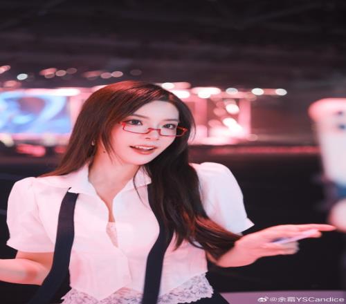 性感荷官在线发牌余霜晒照：脑子里都是我的牌