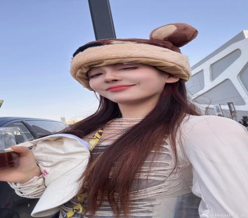 Rita晒照：真正的勇士！！在火炉里戴上了一顶毛帽子