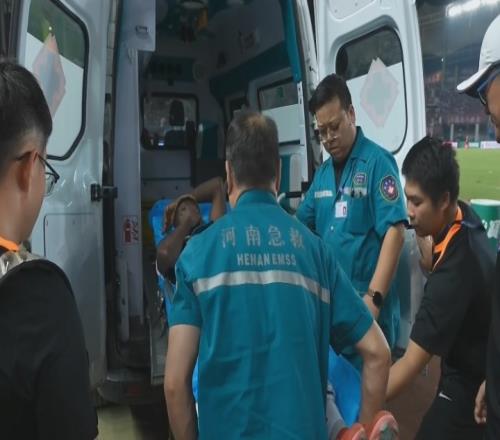 被暴力蹬踏！梅州外援恩戈姆被担架抬下，随后直接上了救护车