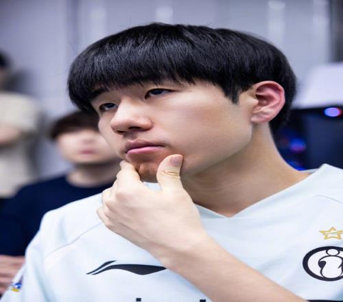 你把Wei骗过来杀GALA化身保jie派飞机关键送头EZ频频阵亡